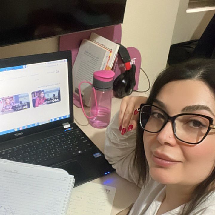 شرکت‌کننده در حال جزوه‌برداری